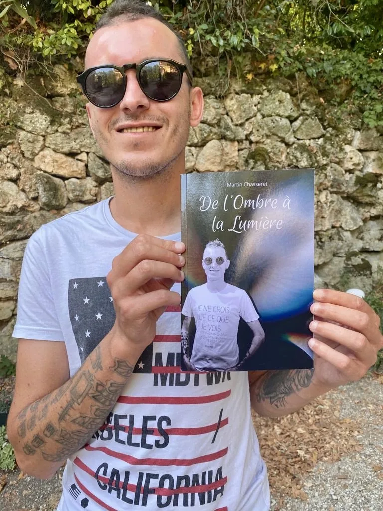 Couverture du livre De l'Ombre à la Lumière, tenu par Marty Blind DJ